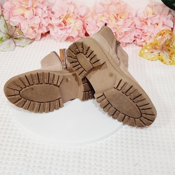 LUCKY Brand Eabile Chelsie Lug Sole Booties Size 6M - Picture 10 of 11